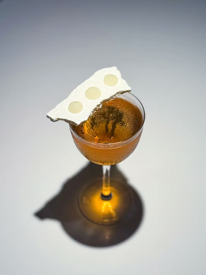 Crabshakk — amber cocktail with a wafer