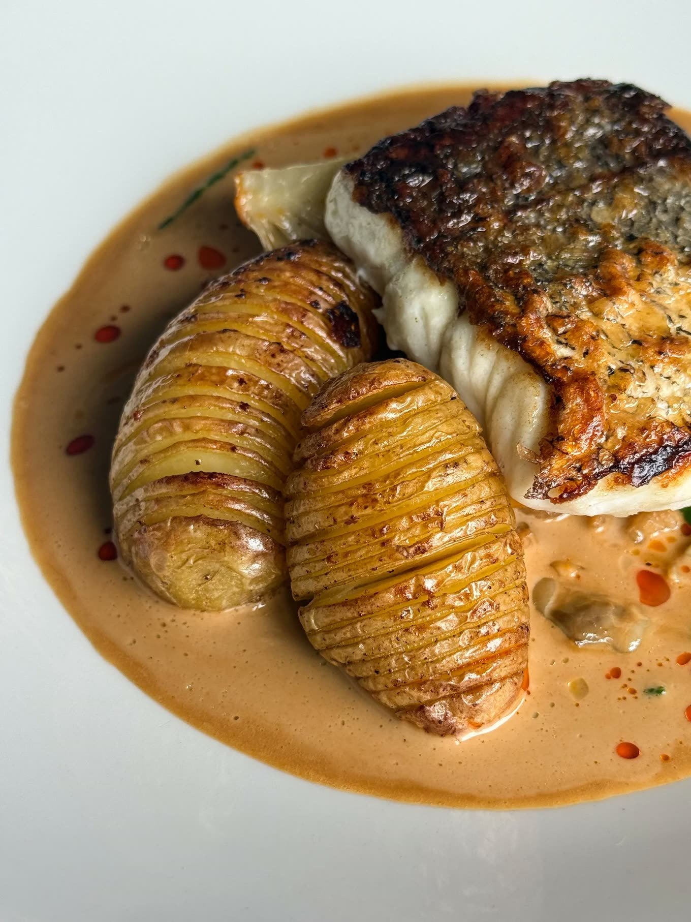 Crabshakk — fish with hasselback potatoes in shellfish sauce